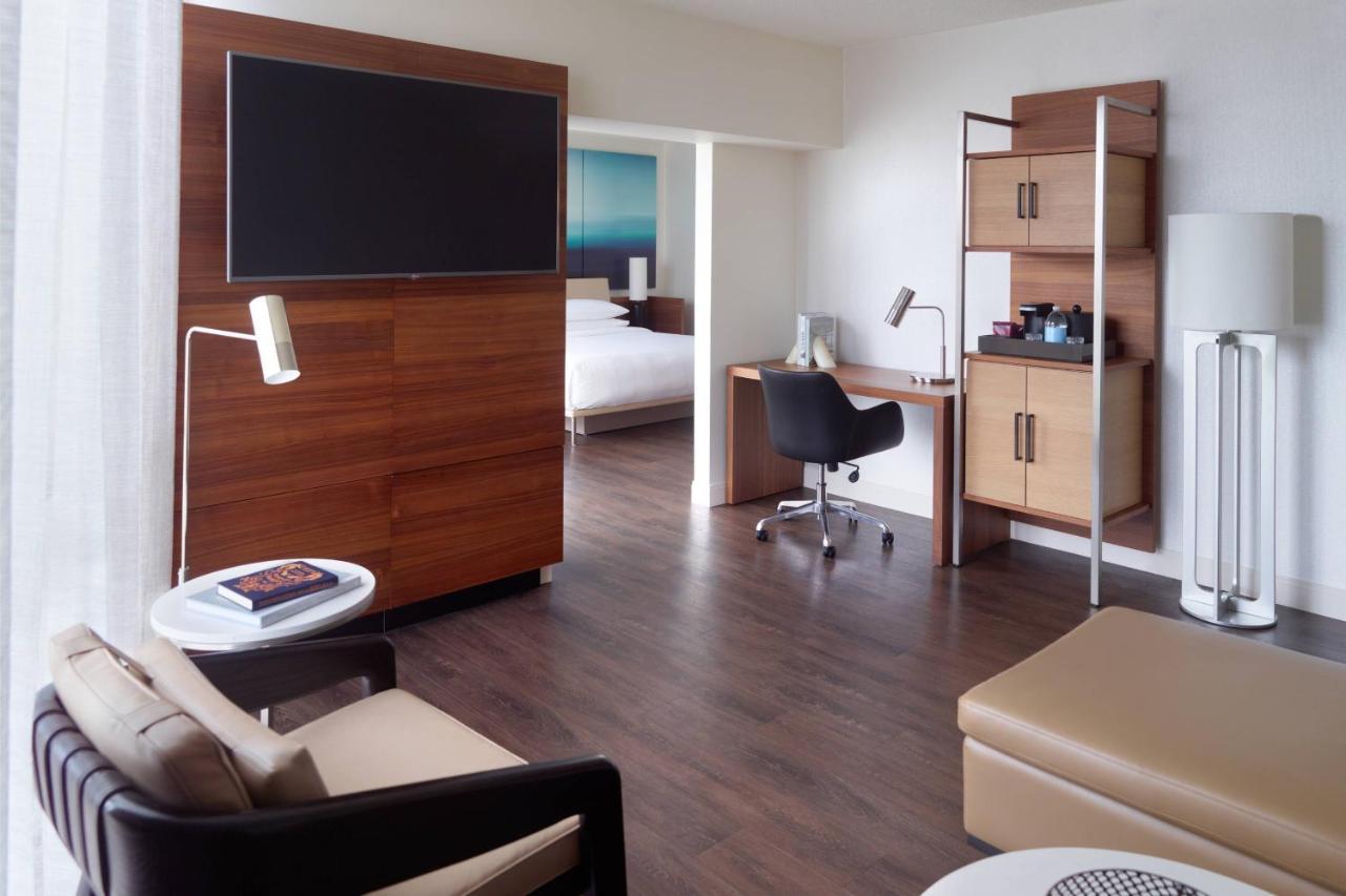 Executive Suite Concierge lounge access 1 King Sofa bed