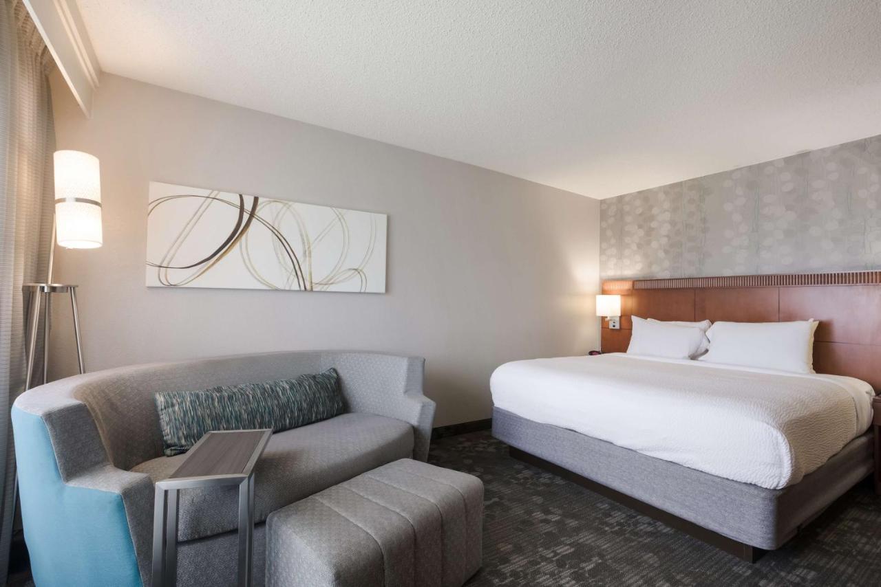 Mobility or Hearing Accessible Guestroom King Roll Shower,1705640547:JPEG
