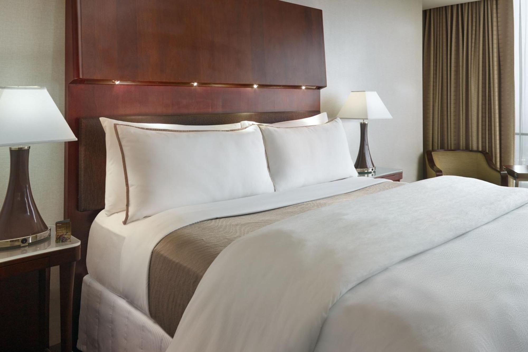 Guest room, 1 King, Limited view, Mid floor