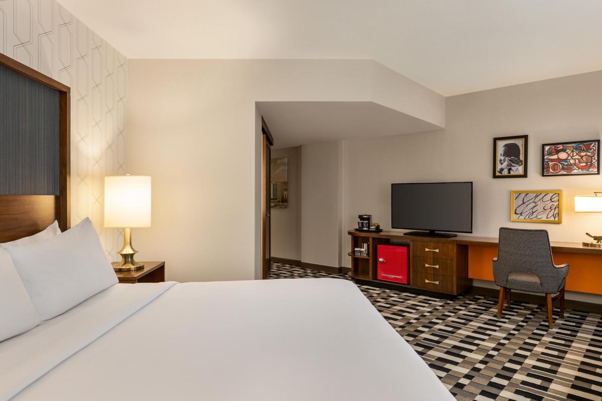 Junior King Suite with Large Living Area,1601684671:JPEG