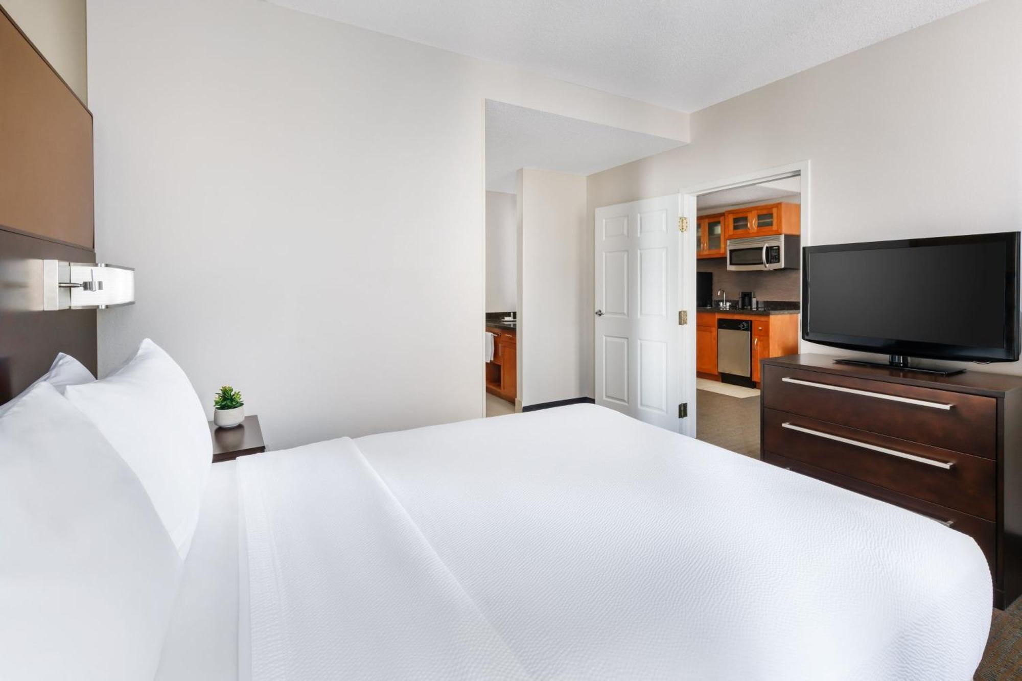 One-Bedroom Queen Suite