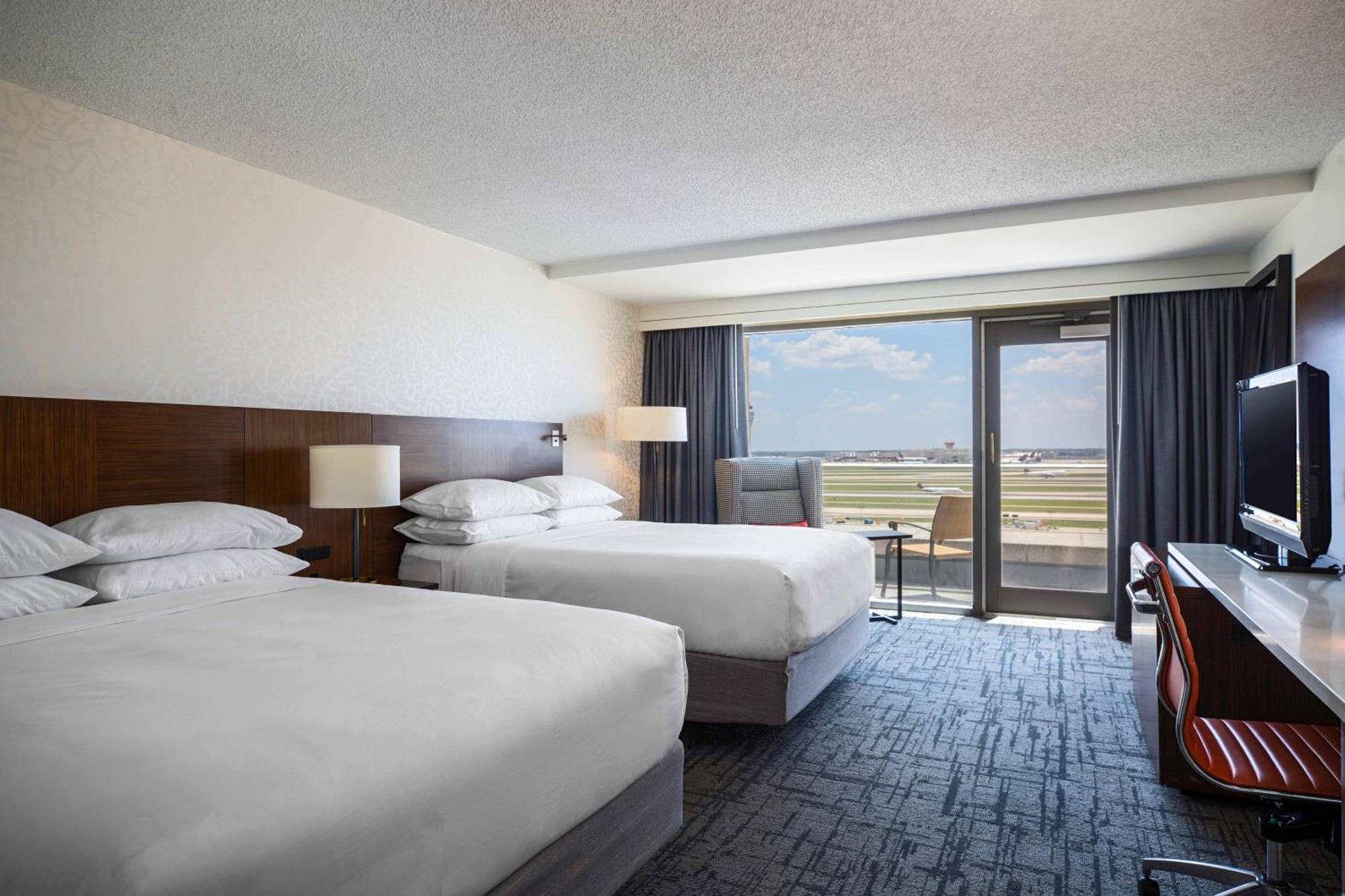 Runway View Guest room 2 Queen Balcony