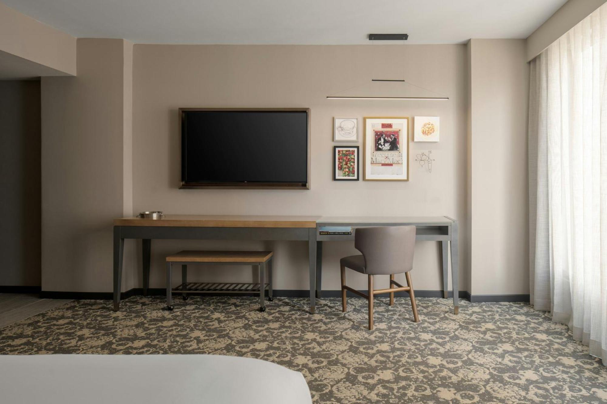 Deluxe Guest Room 1 King City view