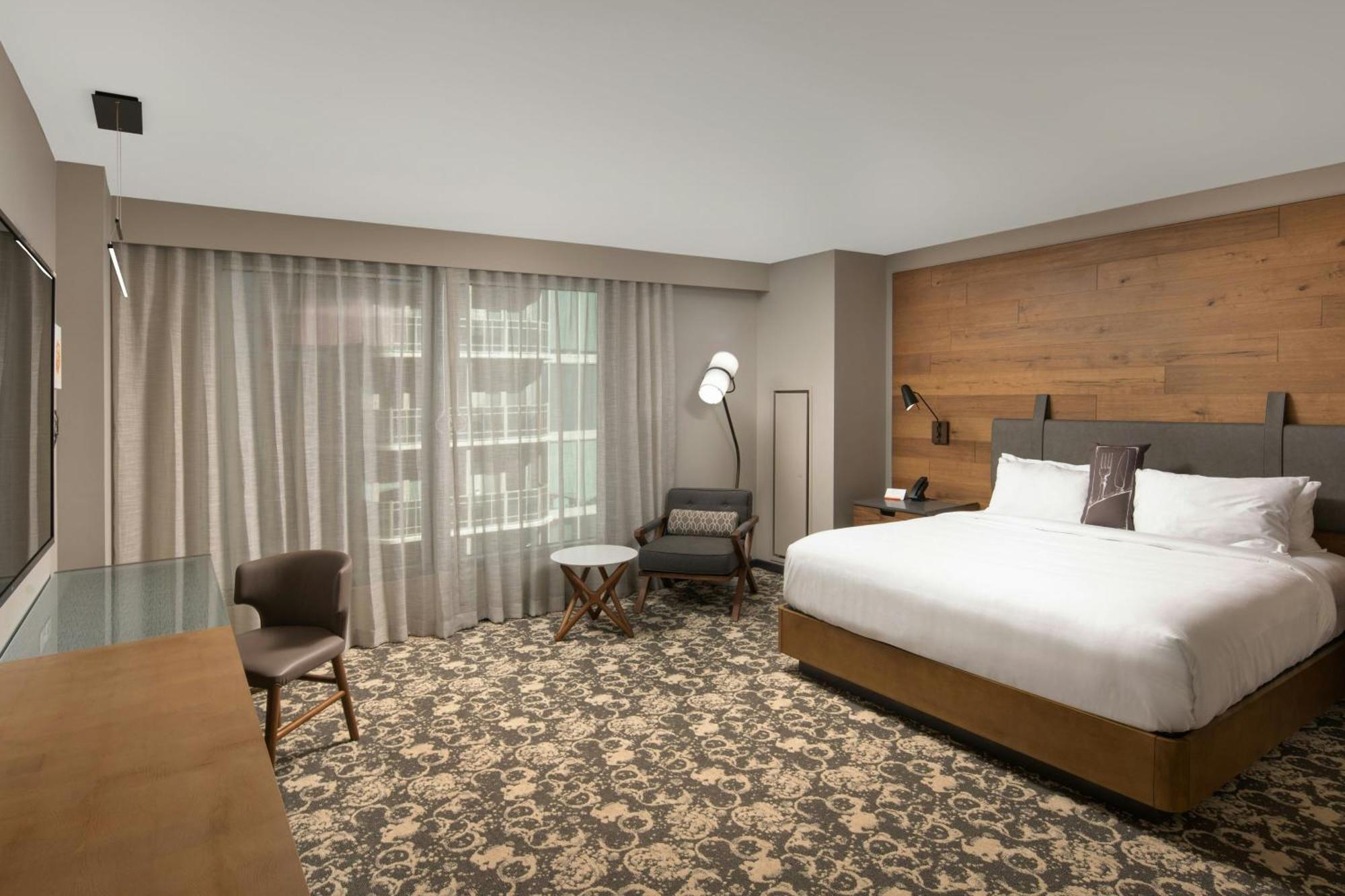 Deluxe Guest Room 1 King City view