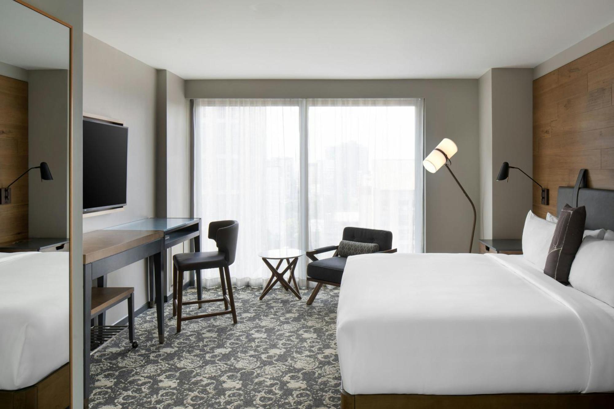 1 Bedroom Suite 1 King City view