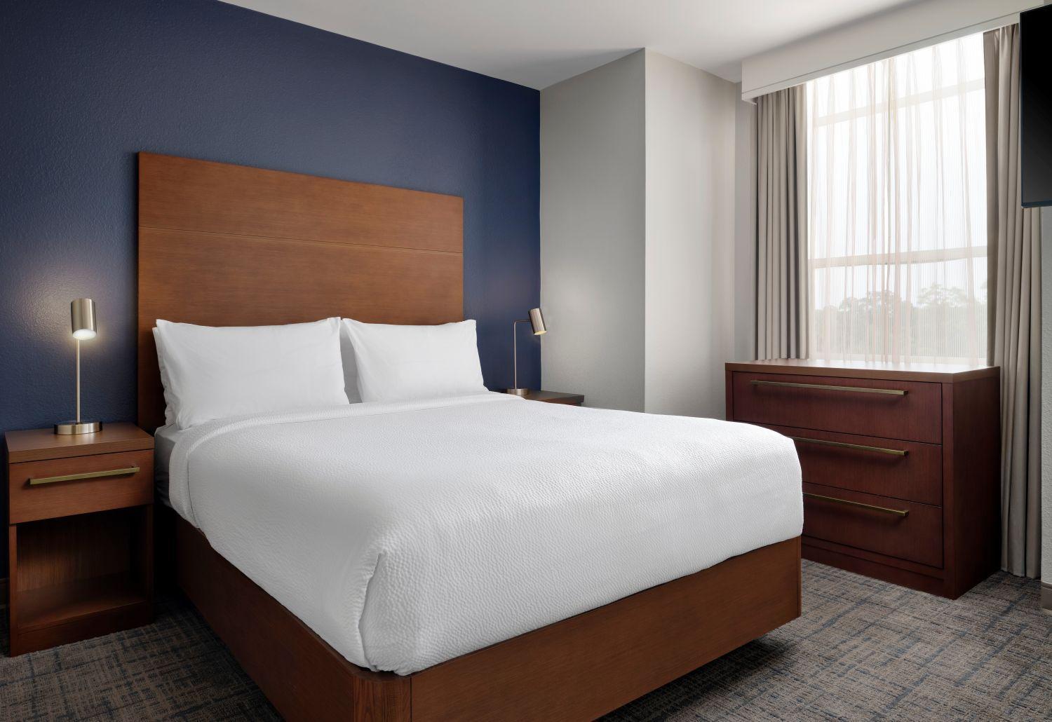 One-Bedroom Queen Suite with Sofa Bed,1698903862:JPEG