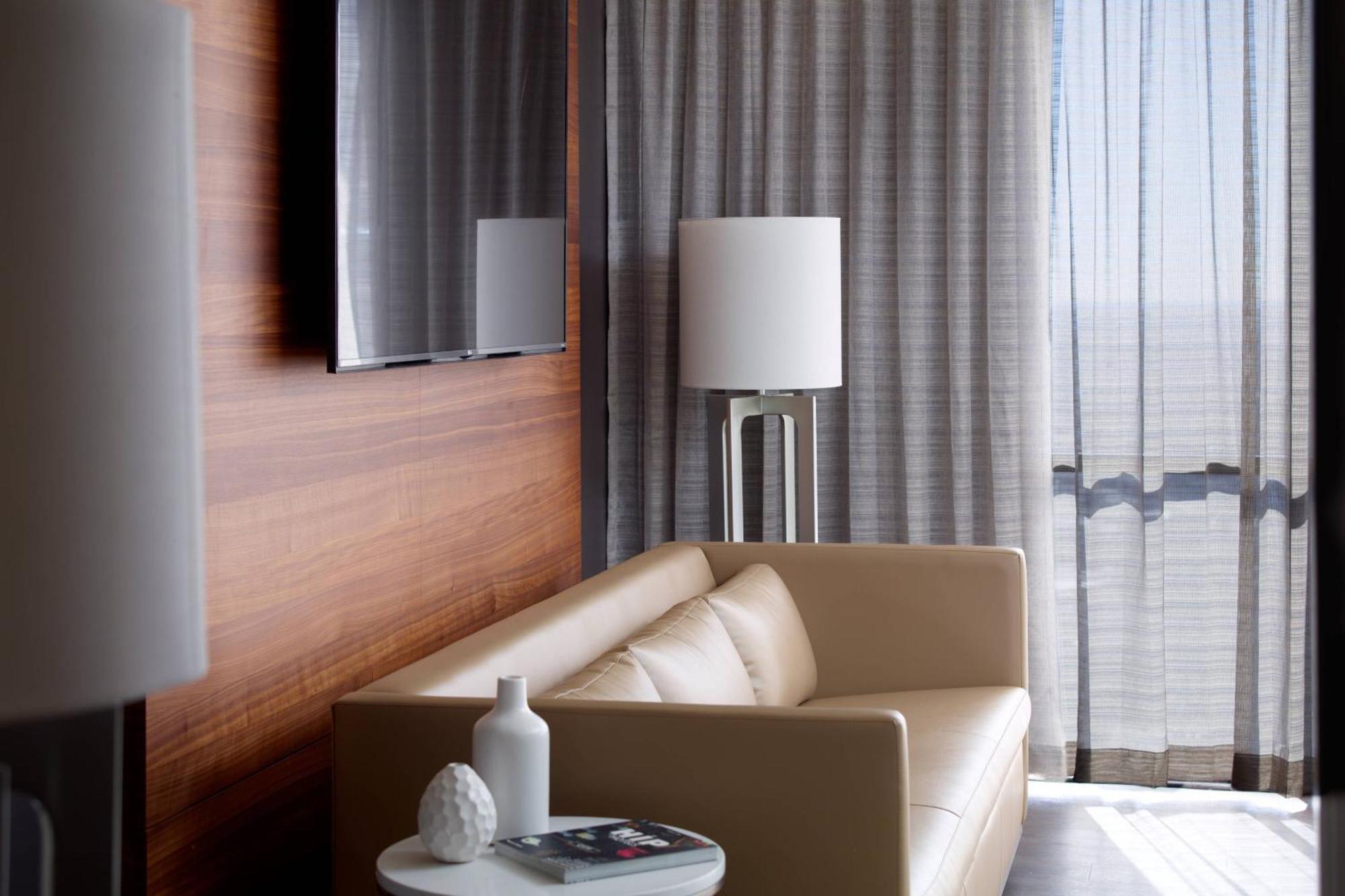 Executive Suite Concierge lounge access 1 King Sofa bed