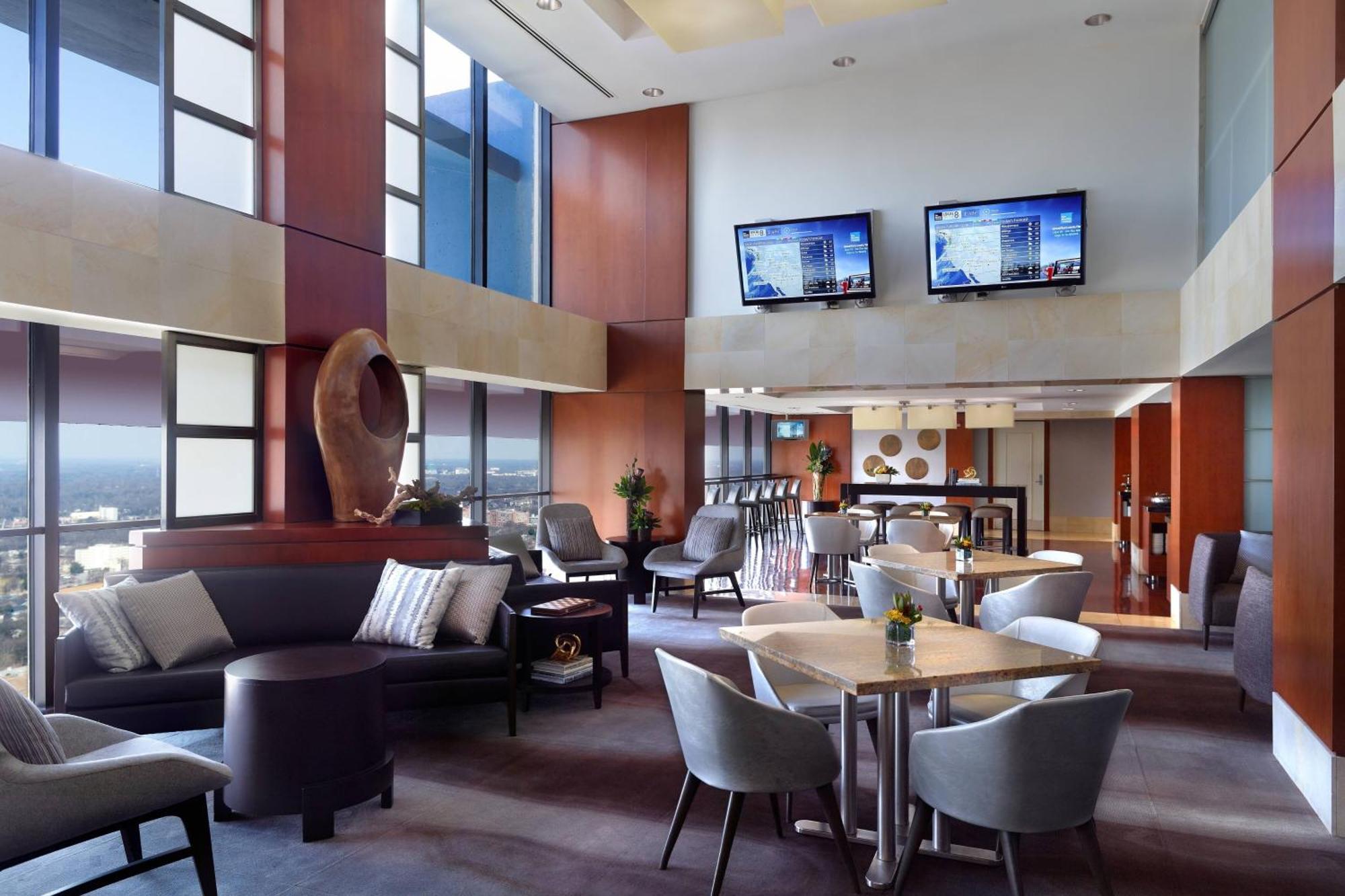 Executive Suite Concierge lounge access 1 King Sofa bed