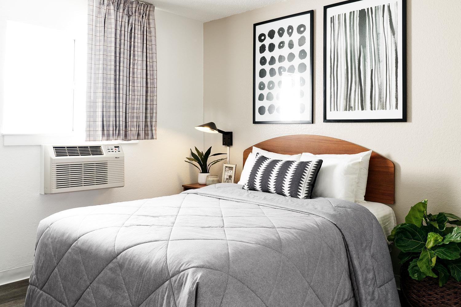 Upgraded 1 Queen Bed Studio w or Kitchen