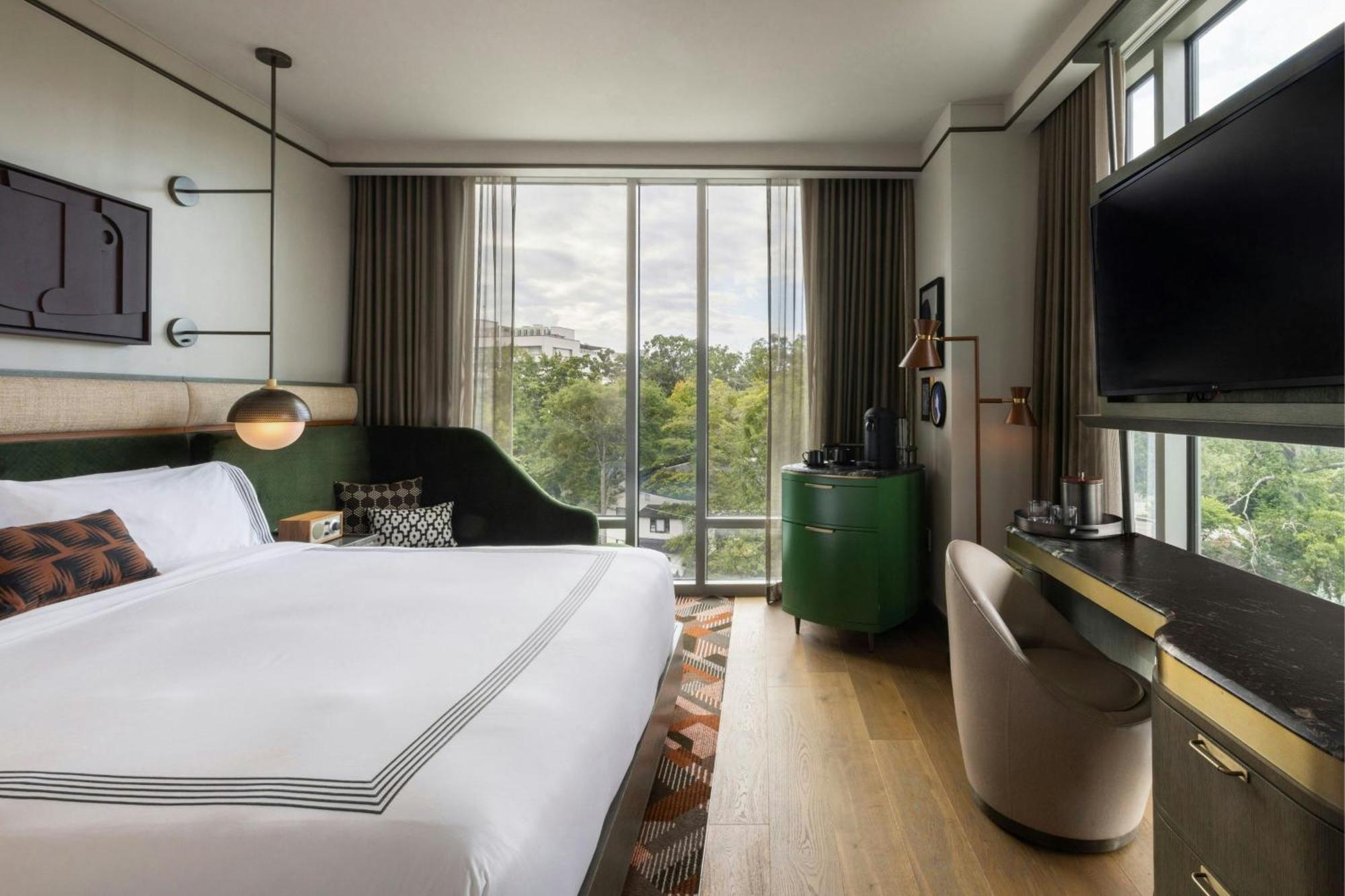 Corner King Room City View