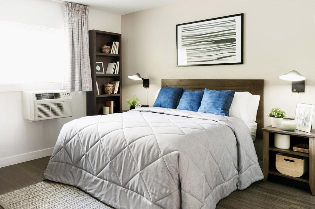 Premium 1 Queen Bed Studio w or Kitchen