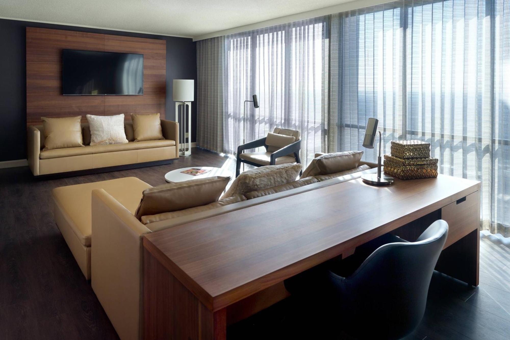 Executive Suite Concierge lounge access 1 King Sofa bed