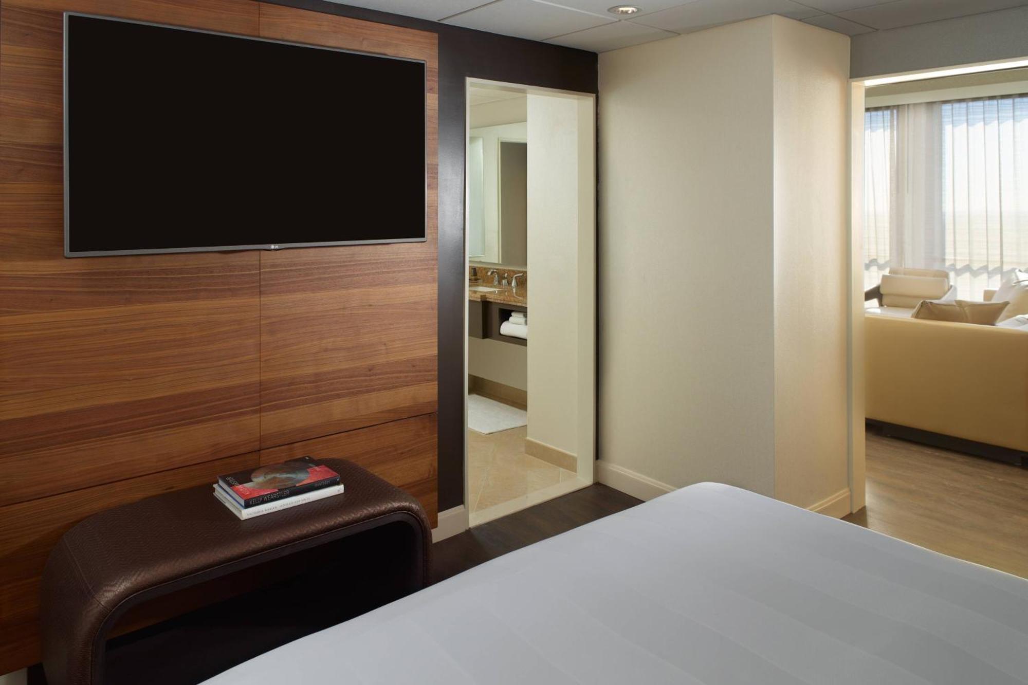 Executive Suite Concierge lounge access 1 King Sofa bed