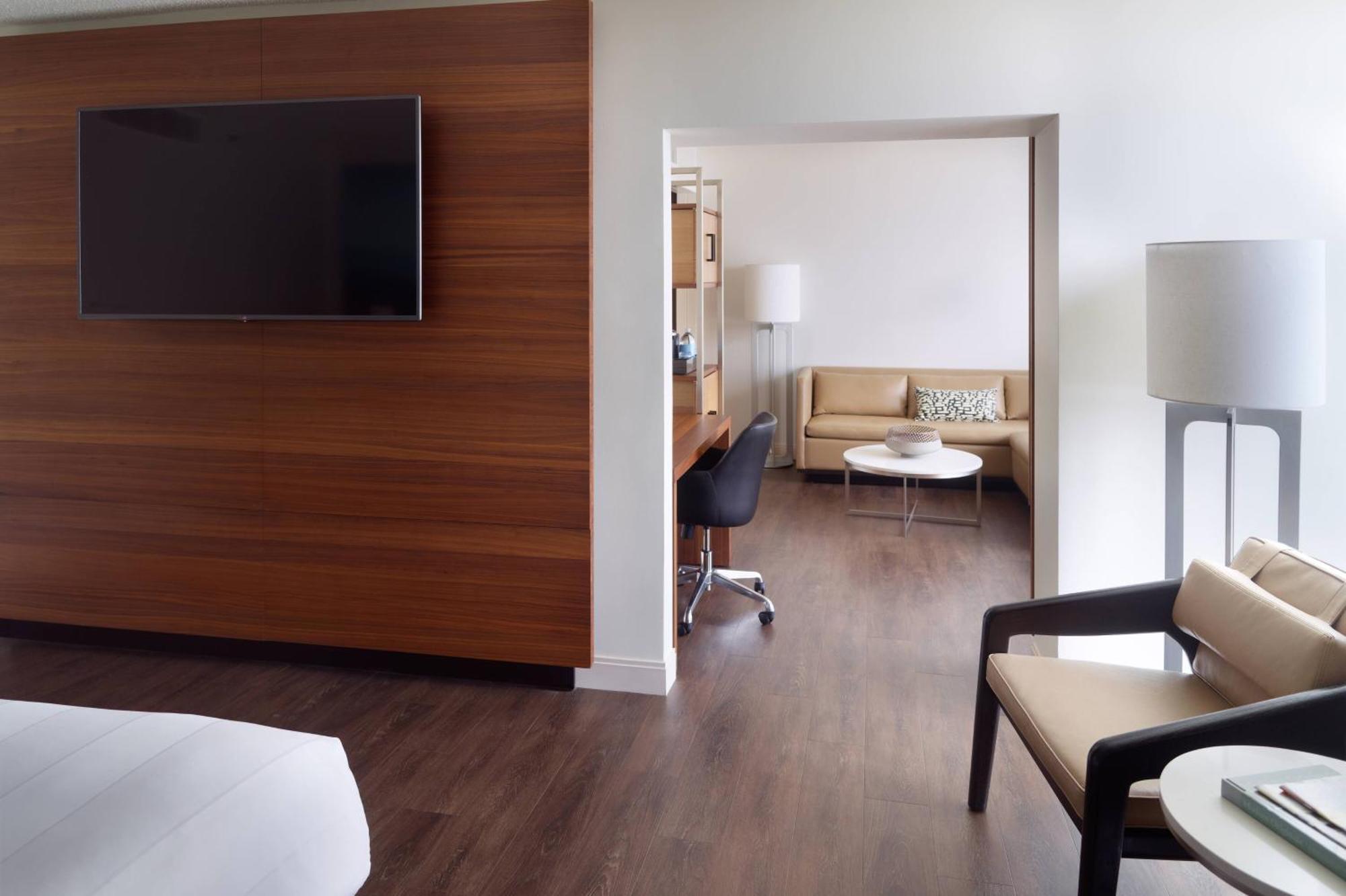 Executive Suite Concierge lounge access 1 King Sofa bed